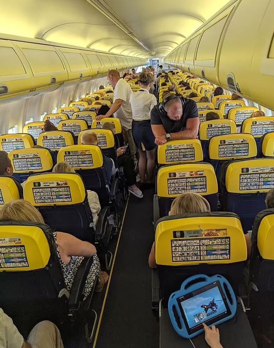 Εικόνες χάους στα αεροδρόμια στην Ευρώπη: Κοιμούνται στο πάτωμα, τρώνε με κουπόνια - Δείτε βίντεο