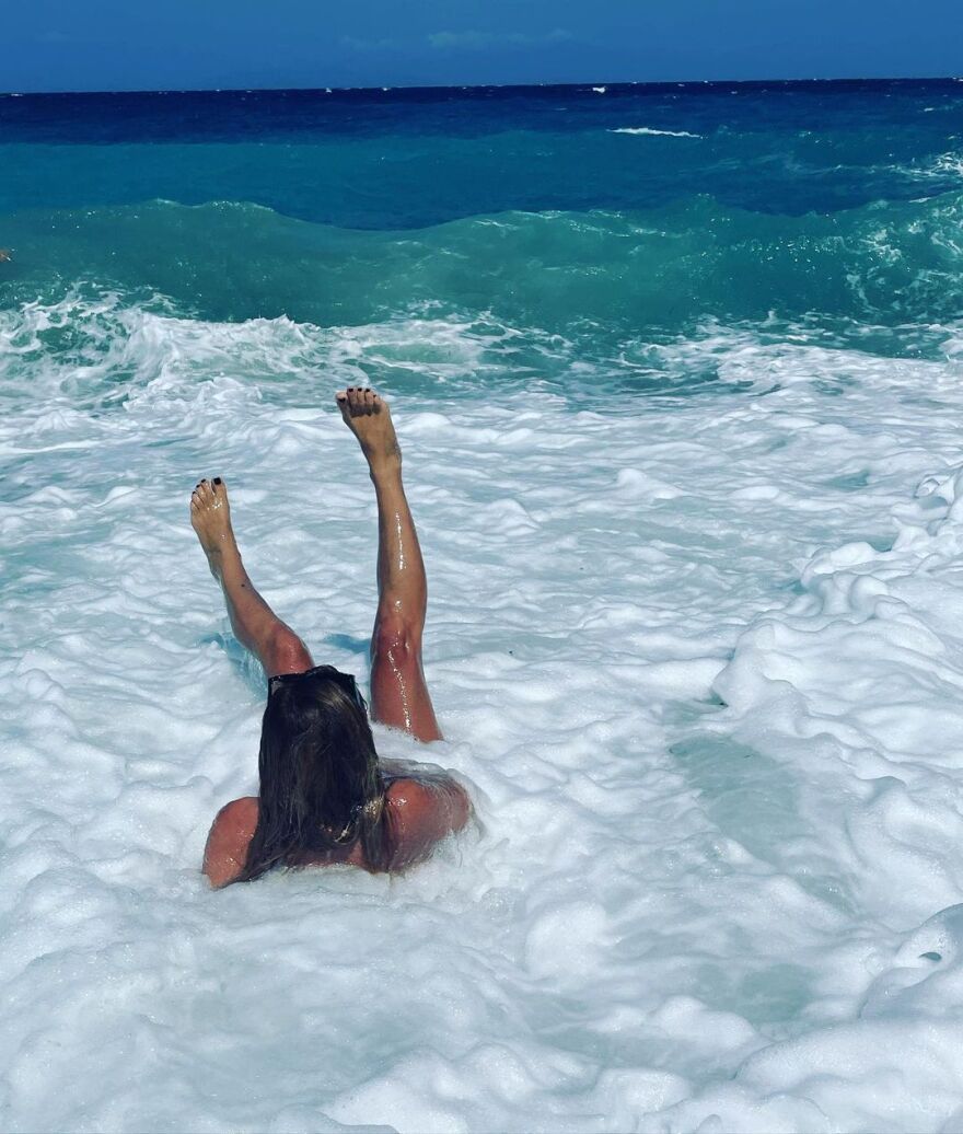 Κατερίνα Καραβάτου: Φωτογραφήθηκε στα κύματα - Δείτε την ανάρτησή της