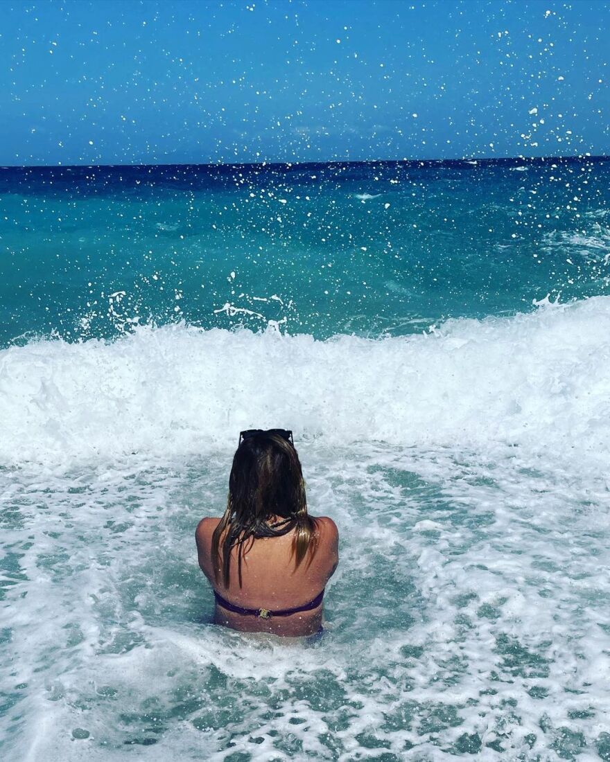 Κατερίνα Καραβάτου: Φωτογραφήθηκε στα κύματα - Δείτε την ανάρτησή της