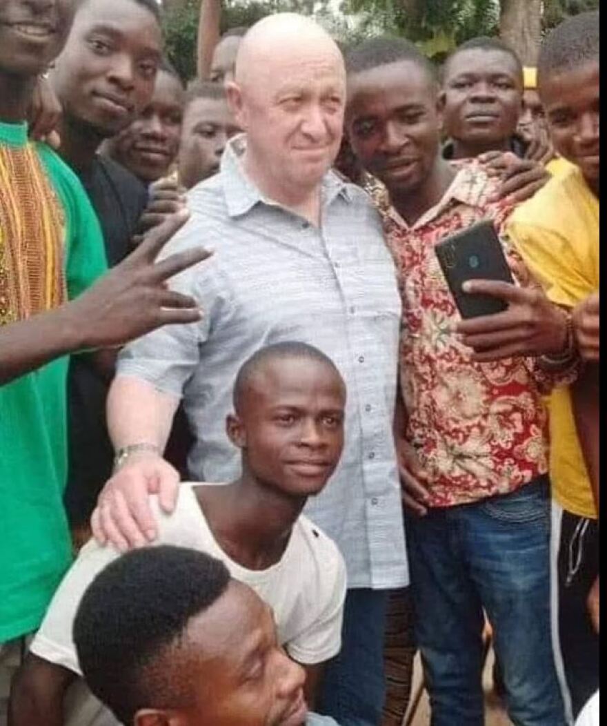 Γεβγκένι Πριγκόζιν: Λίγο πριν το αεροπορικό δυστύχημα χαμογελούσε και έβγαζε selfies στην Αφρική