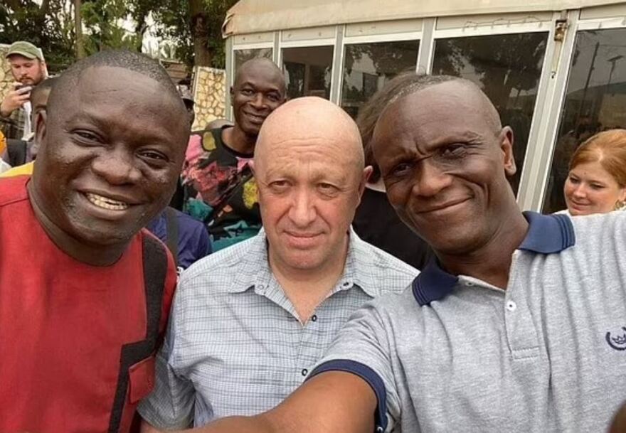 Γεβγκένι Πριγκόζιν: Λίγο πριν το αεροπορικό δυστύχημα χαμογελούσε και έβγαζε selfies στην Αφρική