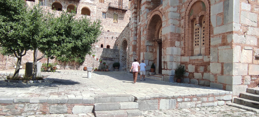 Φωτιά στη Βοιωτία - Μονή Οσίου Λουκά: Ανοικτός για τους επισκέπτες ο χώρος 