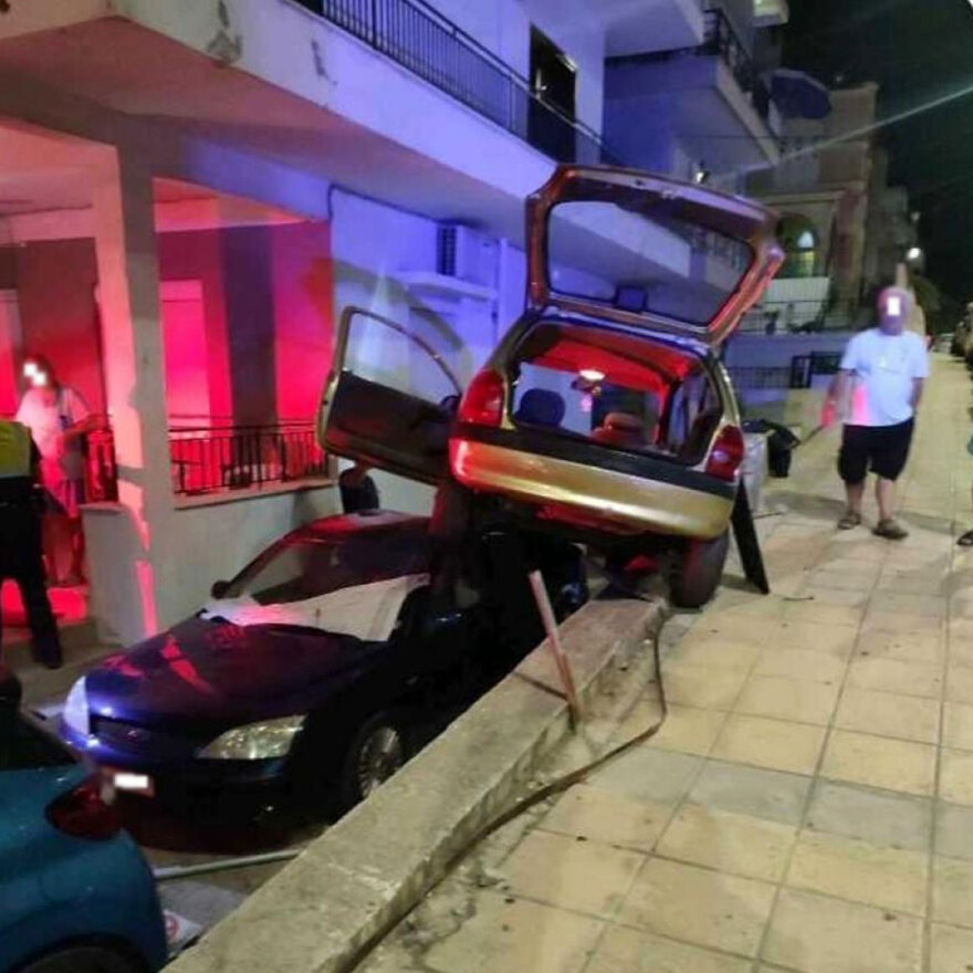 Απίστευτο τροχαίο στο Ηράκλειο Κρήτης: Αυτοκίνητο «καβάλησε» την οροφή άλλου ΙΧ, δείτε φωτογραφίες