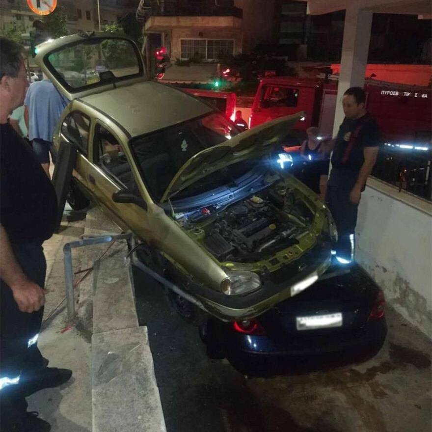 Απίστευτο τροχαίο στο Ηράκλειο Κρήτης: Αυτοκίνητο «καβάλησε» την οροφή άλλου ΙΧ, δείτε φωτογραφίες