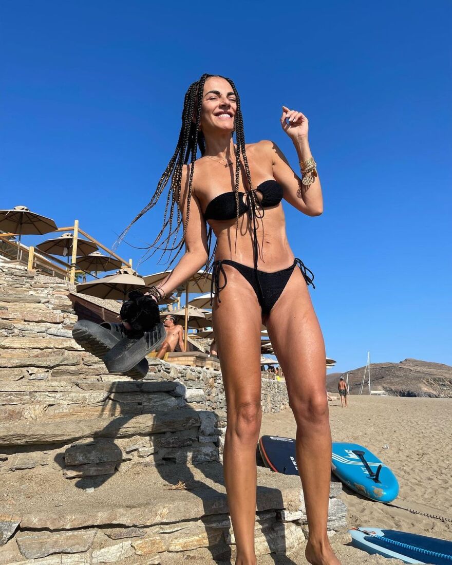 Μαρία Σολωμού: Φωτογραφίζεται με το μαγιό της στην Κύθνο