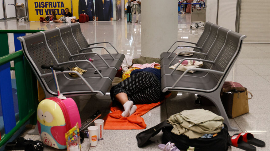 Υπάρχει τρόπος να αποζημιωθούν οι επιβάτες από το αεροπορικό χάος στην Ευρώπη; - Τι ισχύει για τους Έλληνες πολίτες