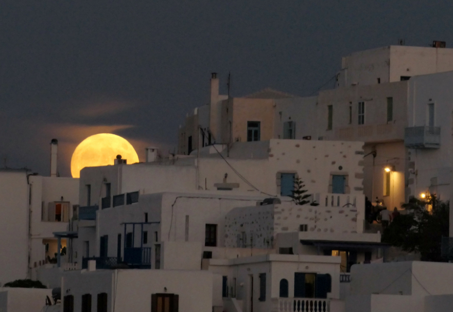 «Μάγεψε» η δεύτερη «υπερπανσέληνος» του Αυγούστου – Εντυπωσιακές εικόνες του «Blue Moon»