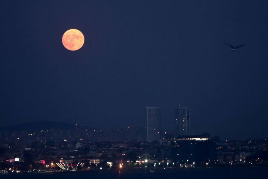 «Μάγεψε» η δεύτερη «υπερπανσέληνος» του Αυγούστου – Εντυπωσιακές εικόνες του «Blue Moon»