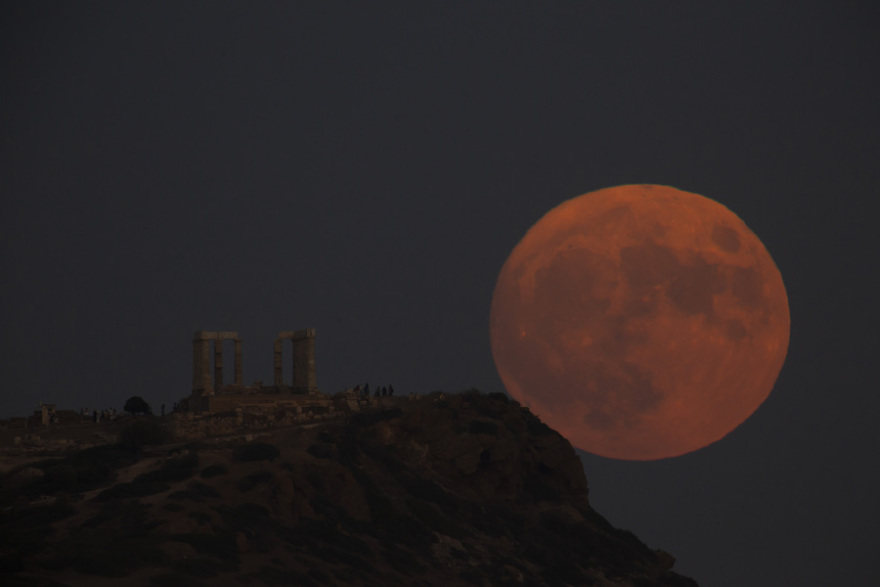 «Μάγεψε» η δεύτερη «υπερπανσέληνος» του Αυγούστου – Εντυπωσιακές εικόνες του «Blue Moon»