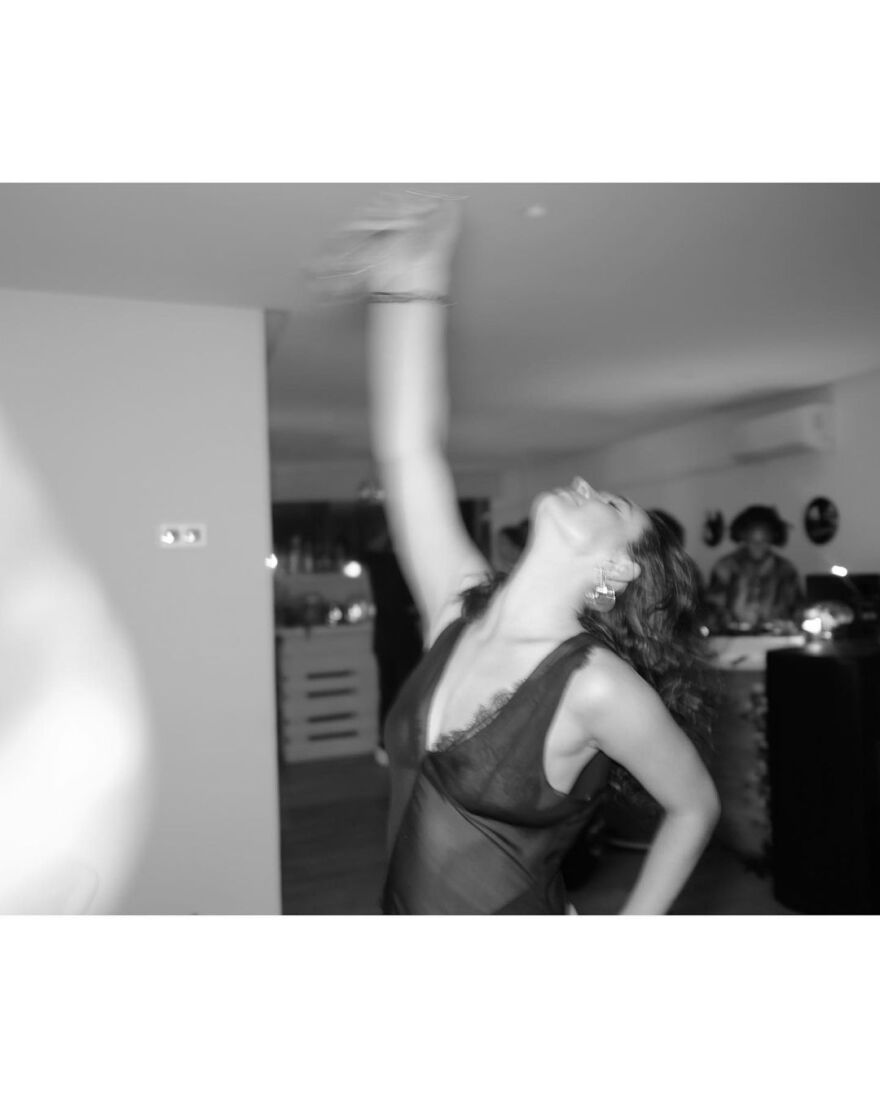 Λίλι Τζέιμς: Για διακοπές στην Ελλάδα με τη μητέρα της