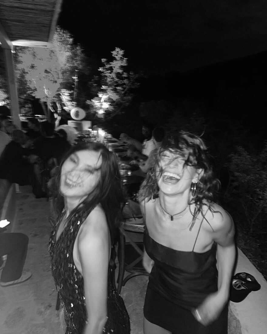 Λίλι Τζέιμς: Για διακοπές στην Ελλάδα με τη μητέρα της