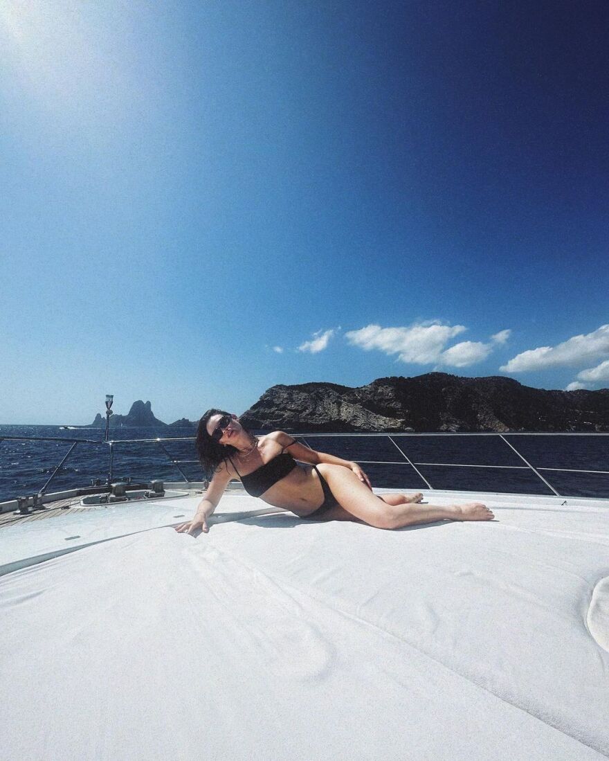 Λίλι Τζέιμς: Για διακοπές στην Ελλάδα με τη μητέρα της