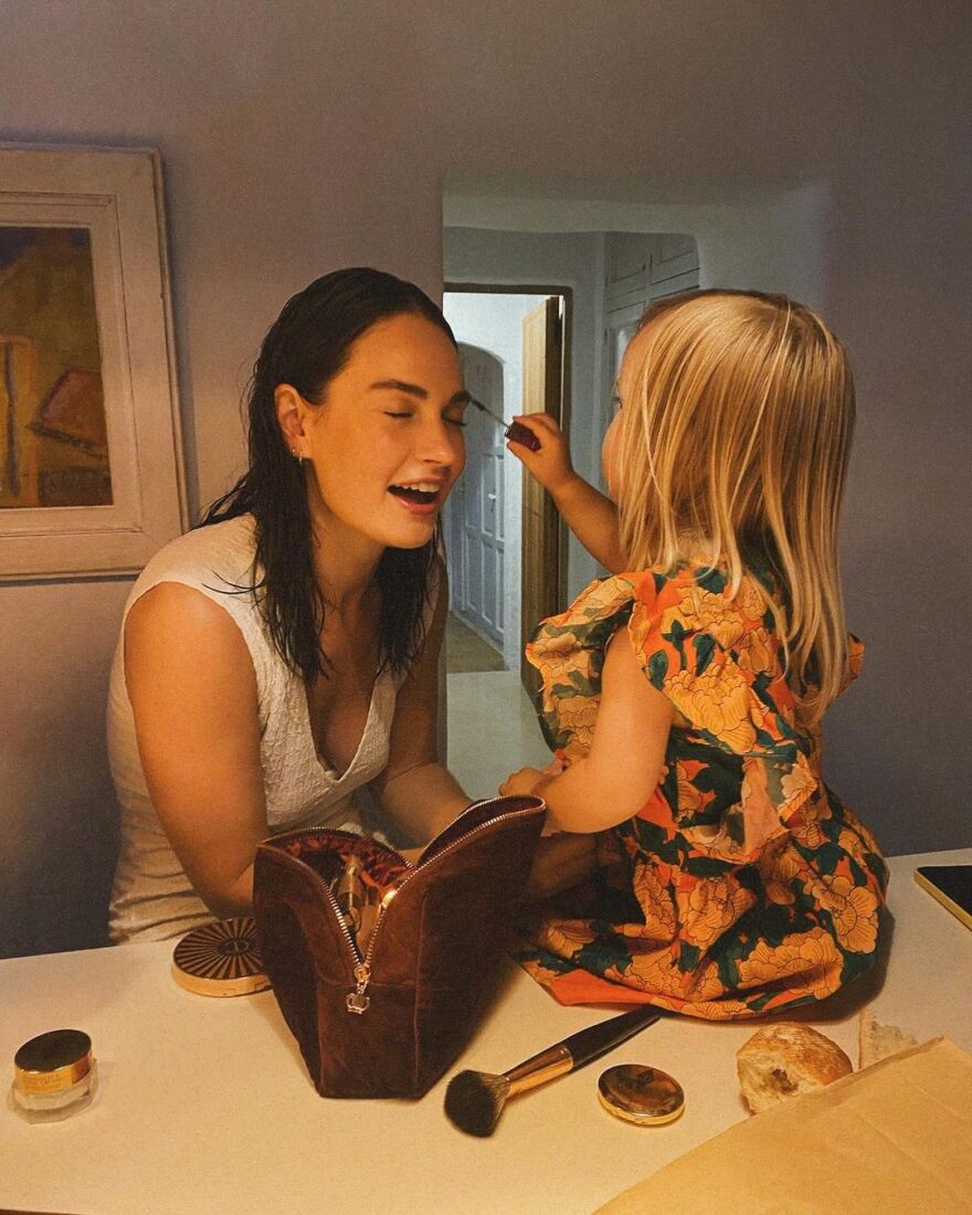 Λίλι Τζέιμς: Για διακοπές στην Ελλάδα με τη μητέρα της