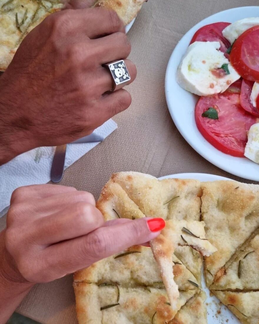 Νατάσσα Μποφίλιου: Στη Φολέγανδρο με τον σύζυγο και την αδελφή της