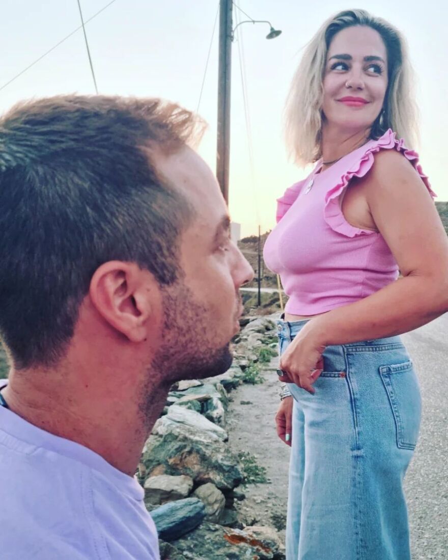 Νατάσσα Μποφίλιου: Στη Φολέγανδρο με τον σύζυγο και την αδελφή της
