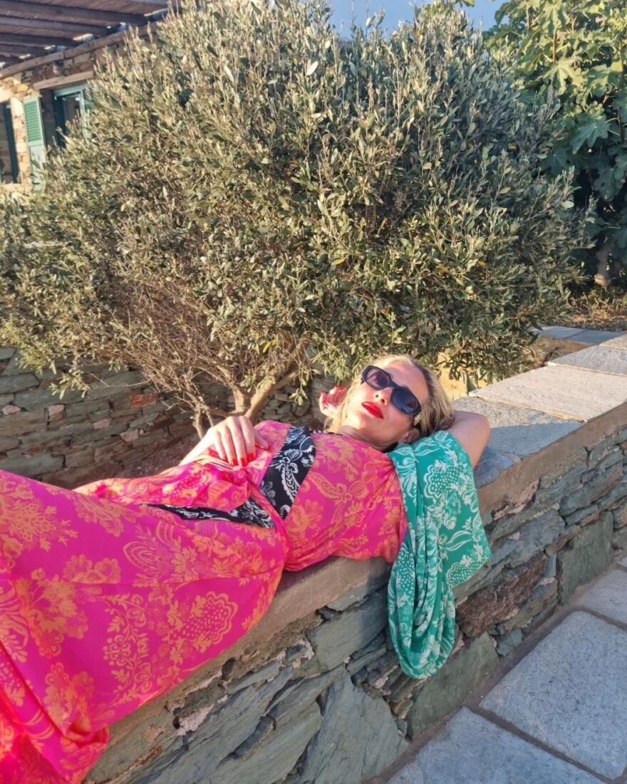 Νατάσσα Μποφίλιου: Στη Φολέγανδρο με τον σύζυγο και την αδελφή της