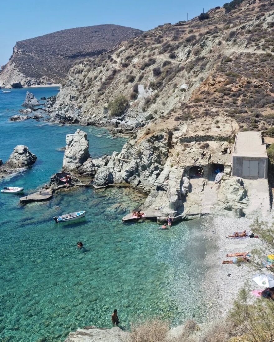 Νατάσσα Μποφίλιου: Στη Φολέγανδρο με τον σύζυγο και την αδελφή της