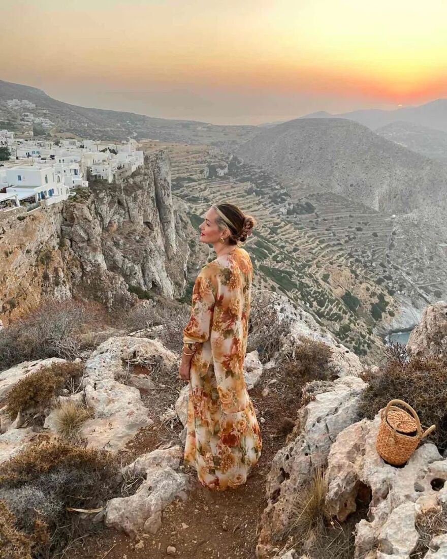 Νατάσσα Μποφίλιου: Στη Φολέγανδρο με τον σύζυγο και την αδελφή της