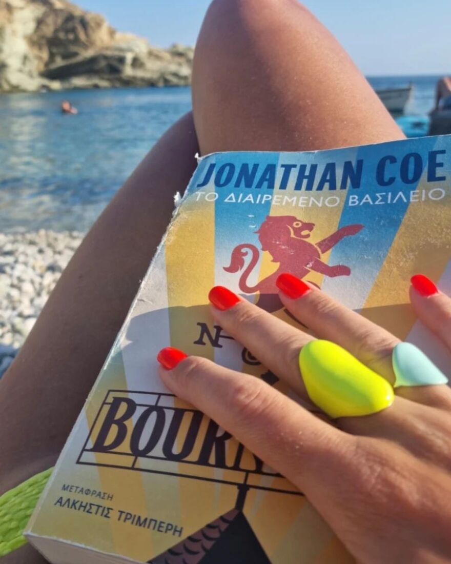 Νατάσσα Μποφίλιου: Στη Φολέγανδρο με τον σύζυγο και την αδελφή της