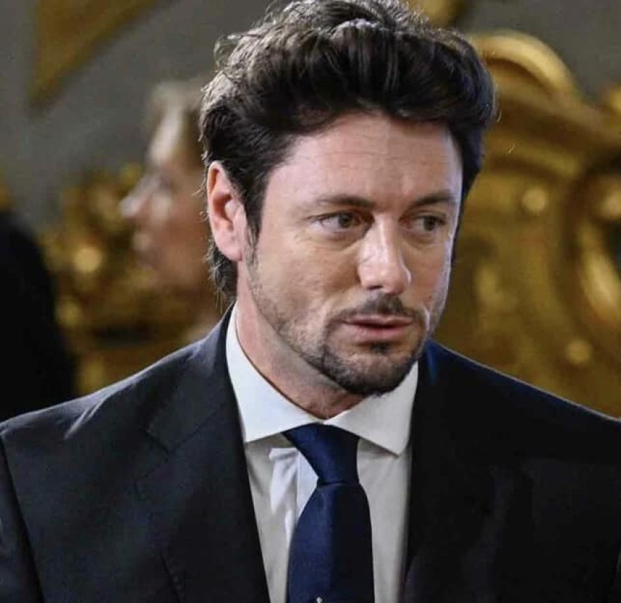 Αντρέα Τζιαμπρούνο: Ποιος είναι ο αριστερός σύντροφος της ακροδεξιάς Μελόνι που προκάλεσε σάλο με τις δηλώσεις του για τον βιασμό