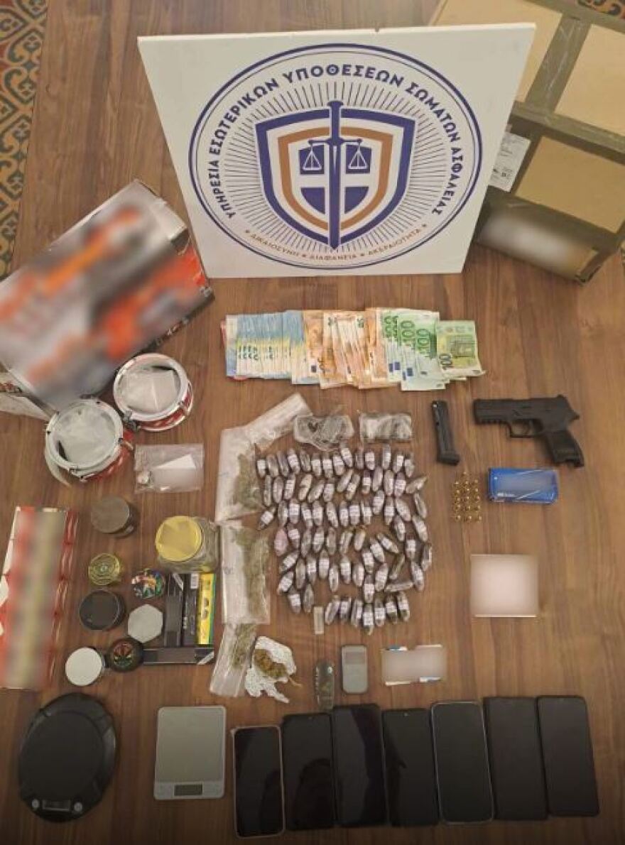 Παγκράτι: Χειροπέδες σε όλα τα μέλη της συμμορίας ναρκωτικών του αστυνομικού - Τα «παπαδάκια», το «αλβανικό» και το «τσόκο»