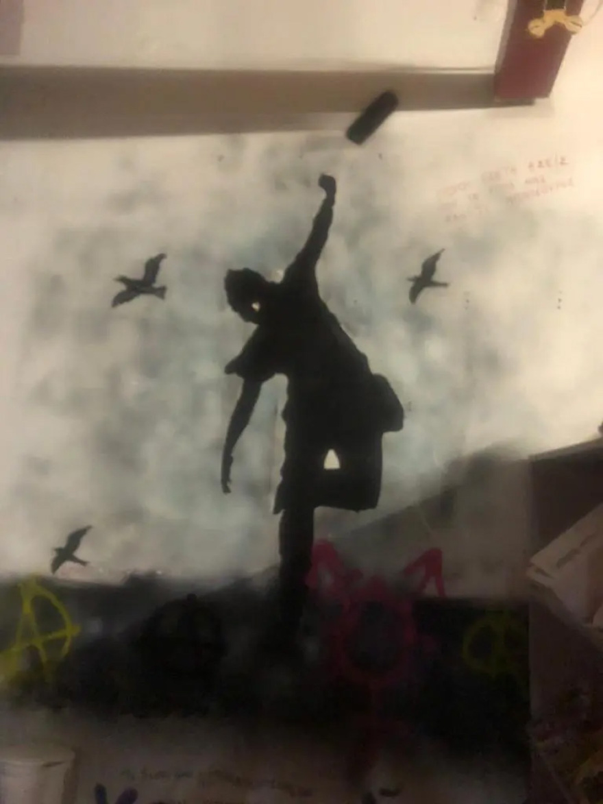 Εκκένωσαν κατάληψη στο ΕΜΠ μετά από 20 χρόνια - Δείτε βίντεο από την επέμβαση της αστυνομίας