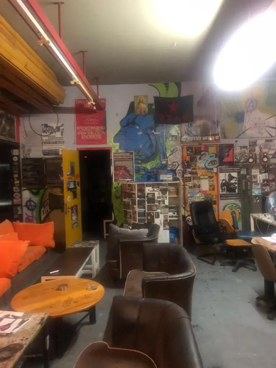 Εκκένωσαν κατάληψη στο ΕΜΠ μετά από 20 χρόνια - Δείτε βίντεο από την επέμβαση της αστυνομίας