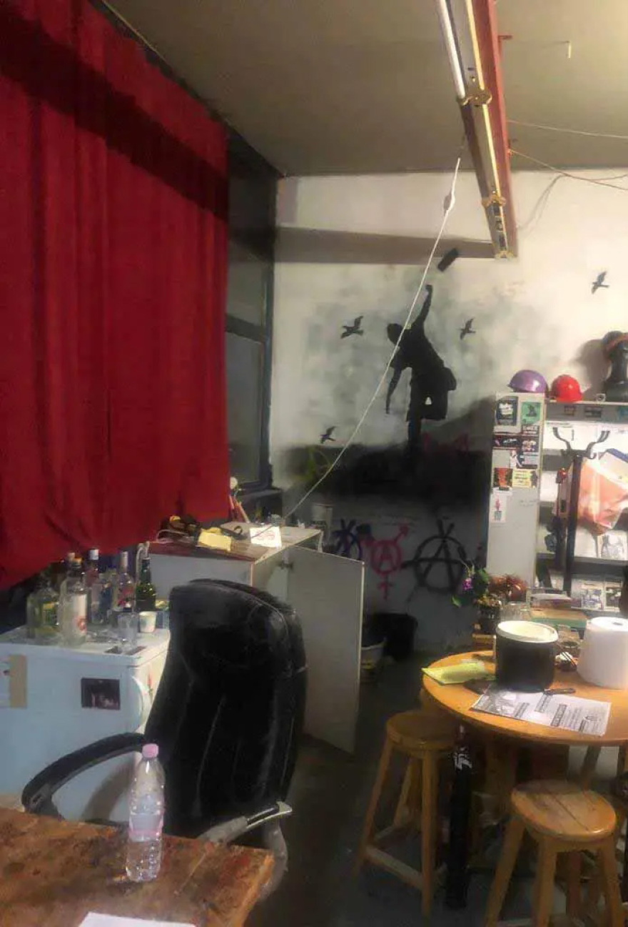 Εκκένωσαν κατάληψη στο ΕΜΠ μετά από 20 χρόνια - Δείτε βίντεο από την επέμβαση της αστυνομίας