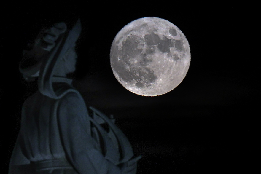 «Μάγεψε» η δεύτερη «υπερπανσέληνος» του Αυγούστου – Εντυπωσιακές εικόνες του «Blue Moon»