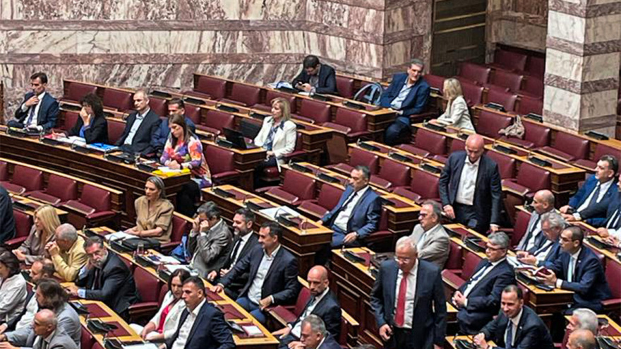 Βουλή: Οι χειραψίες και τα πηγαδάκια στην πρώτη συνεδρίαση μετά τις θερινές διακοπές – Δείτε φωτογραφίες