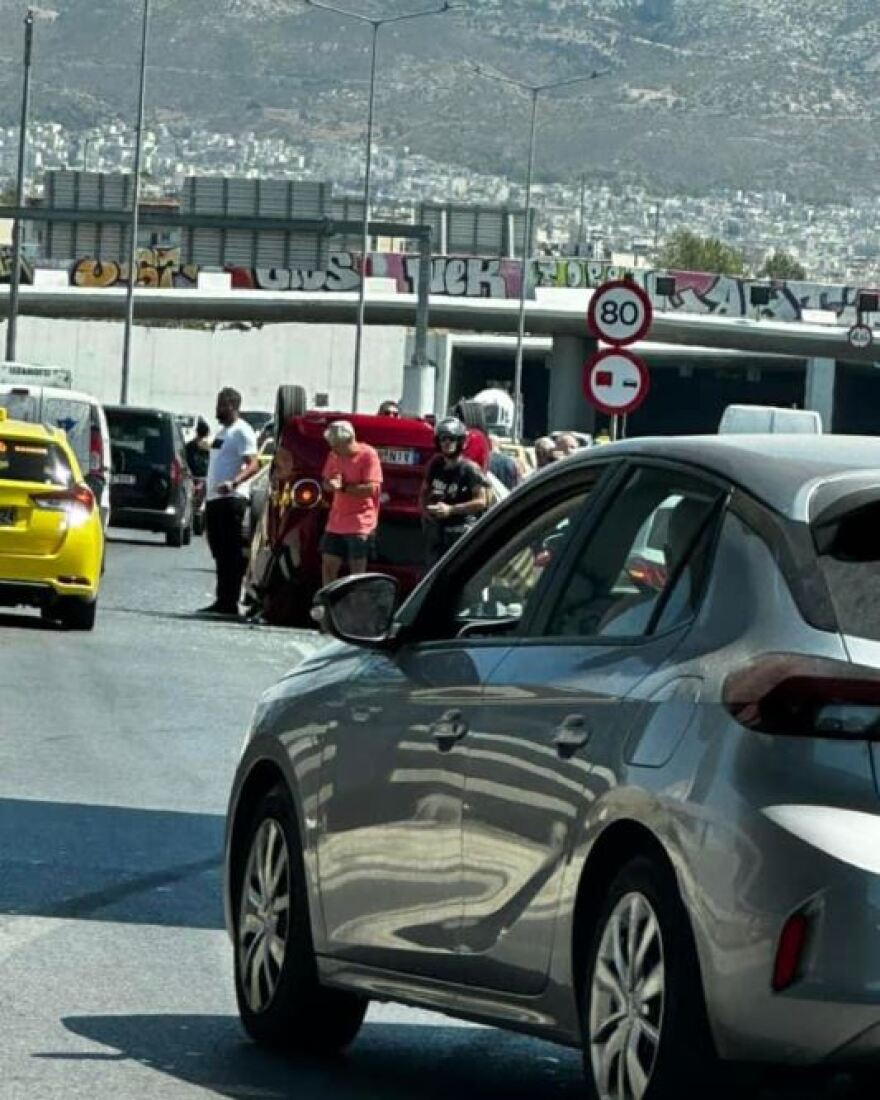 Νέο Φάληρο: Η στιγμή που το αυτοκίνητο παραβιάζει το φανάρι και χτυπά την 30χρονη κοπέλα