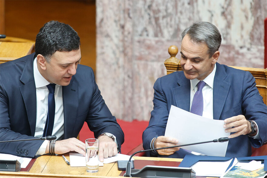 Βουλή: Οι χειραψίες και τα πηγαδάκια στην πρώτη συνεδρίαση μετά τις θερινές διακοπές – Δείτε φωτογραφίες