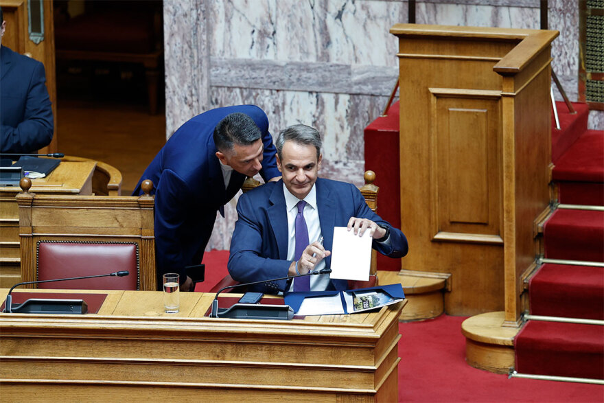 Βουλή: Οι χειραψίες και τα πηγαδάκια στην πρώτη συνεδρίαση μετά τις θερινές διακοπές – Δείτε φωτογραφίες