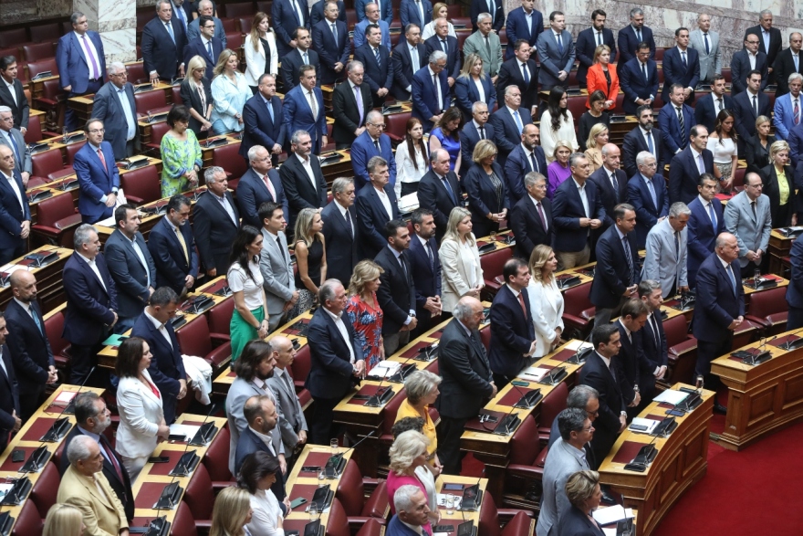Βουλή: Οι χειραψίες και τα πηγαδάκια στην πρώτη συνεδρίαση μετά τις θερινές διακοπές – Δείτε φωτογραφίες