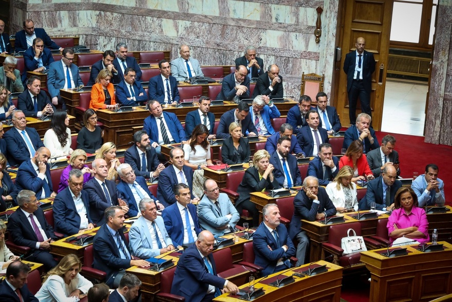 Βουλή: Οι χειραψίες και τα πηγαδάκια στην πρώτη συνεδρίαση μετά τις θερινές διακοπές – Δείτε φωτογραφίες