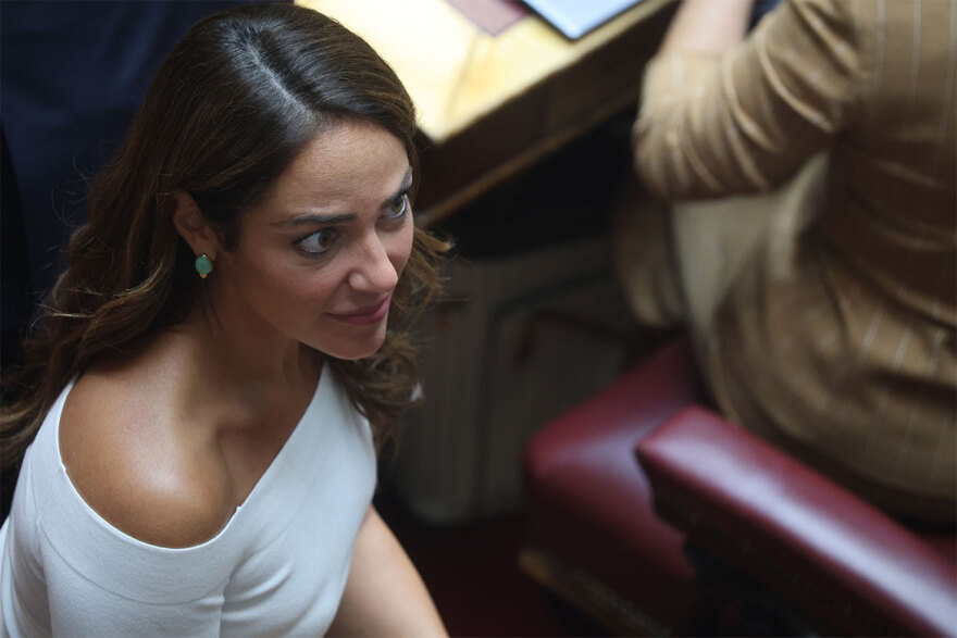 Βουλή: Οι χειραψίες και τα πηγαδάκια στην πρώτη συνεδρίαση μετά τις θερινές διακοπές – Δείτε φωτογραφίες