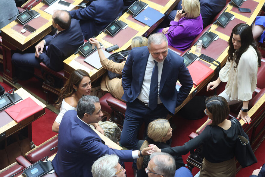 Βουλή: Οι χειραψίες και τα πηγαδάκια στην πρώτη συνεδρίαση μετά τις θερινές διακοπές – Δείτε φωτογραφίες