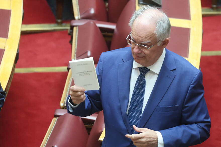 Βουλή: Οι χειραψίες και τα πηγαδάκια στην πρώτη συνεδρίαση μετά τις θερινές διακοπές – Δείτε φωτογραφίες