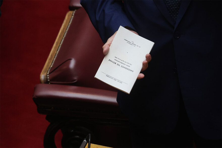 Βουλή: Οι χειραψίες και τα πηγαδάκια στην πρώτη συνεδρίαση μετά τις θερινές διακοπές – Δείτε φωτογραφίες