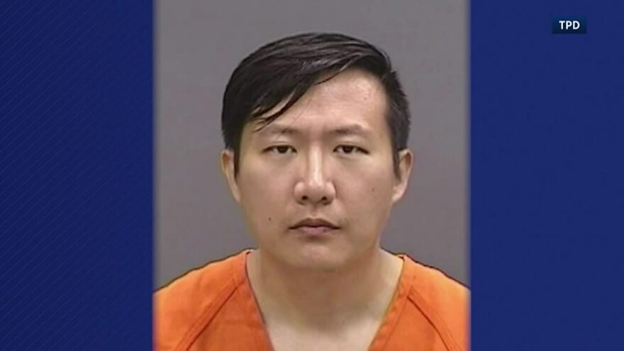 Τρόμος για οικογένεια στην Φλόριντα: Έπιασαν με κρυφή κάμερα τον γείτονά τους να ρίχνει χημικά κάτω από την πόρτα τους