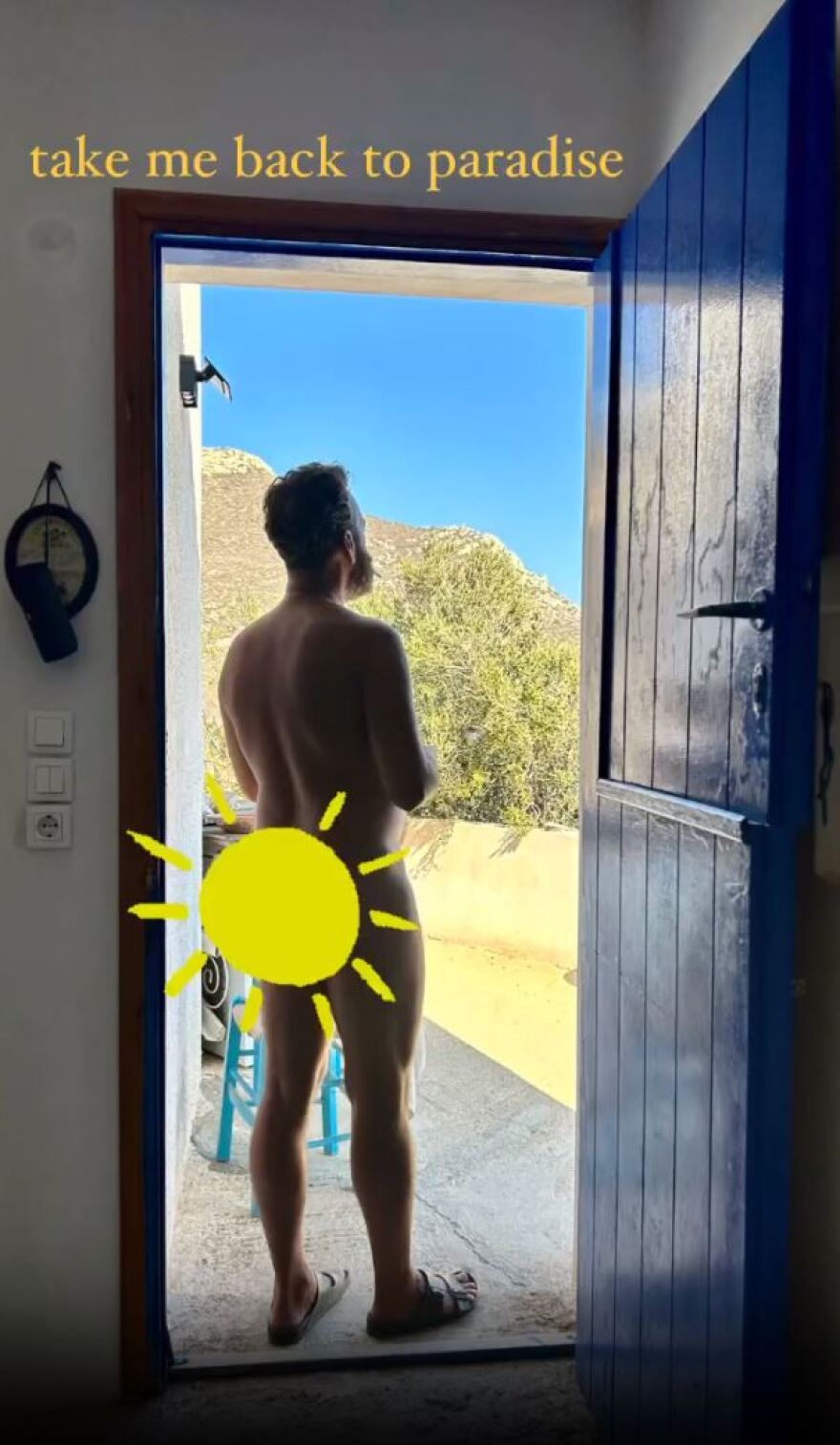 Άγγελος Μπράτης: Ποζάρει γυμνός στις διακοπές του