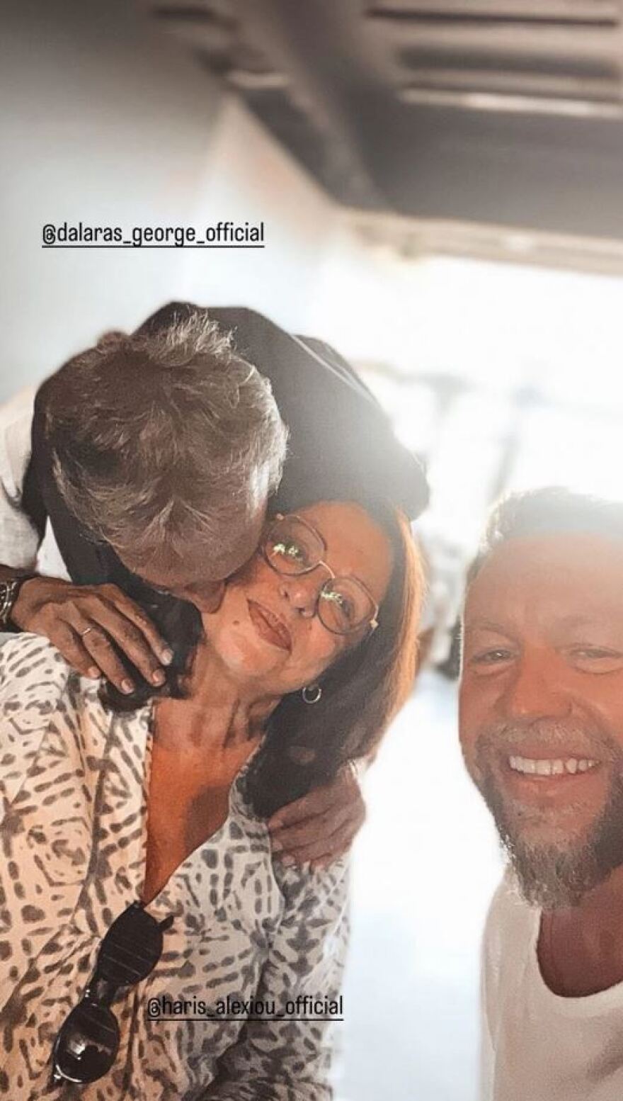 Χαρούλα Αλεξίου: Το στιγμιότυπο με τον Γιάννη Βαρδή και το φιλί από τον Γιώργο Νταλάρα