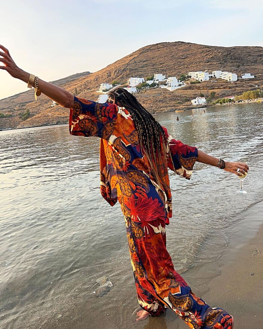 Βίντεο: Η Μαρία Σολωμού χορεύει πάνω σε jet ski με ένα ποτήρι κρασί