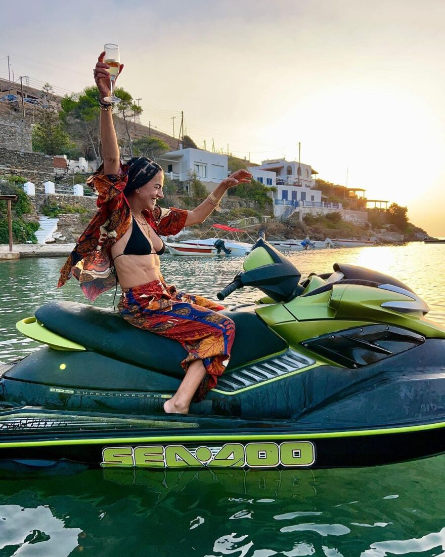Βίντεο: Η Μαρία Σολωμού χορεύει πάνω σε jet ski με ένα ποτήρι κρασί