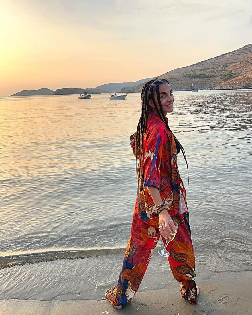 Βίντεο: Η Μαρία Σολωμού χορεύει πάνω σε jet ski με ένα ποτήρι κρασί