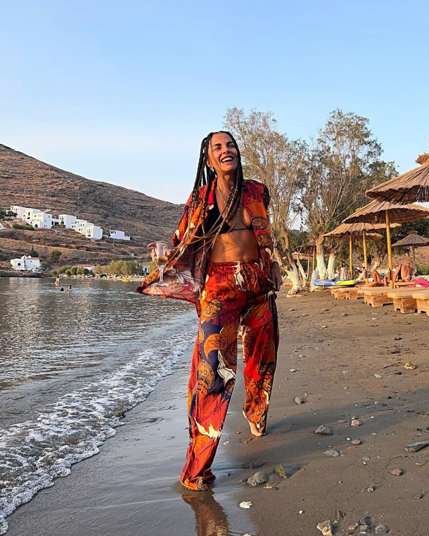 Βίντεο: Η Μαρία Σολωμού χορεύει πάνω σε jet ski με ένα ποτήρι κρασί