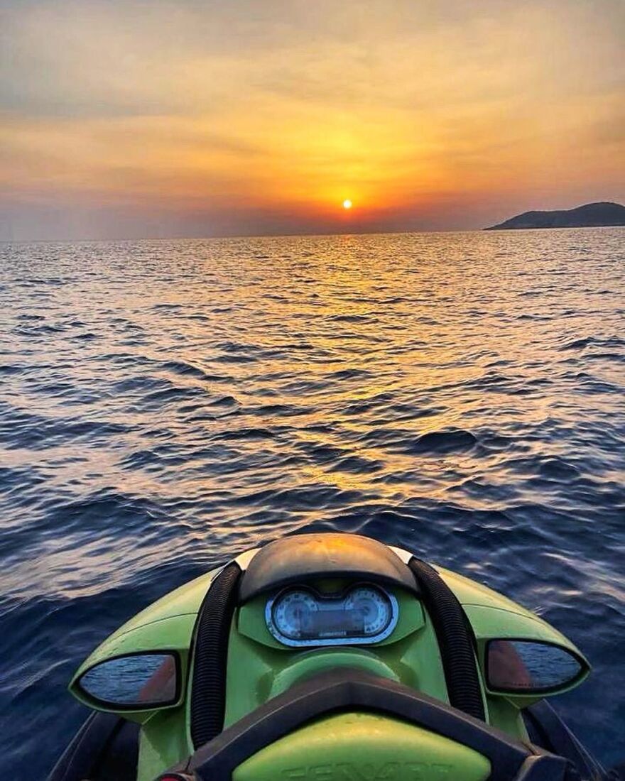 Βίντεο: Η Μαρία Σολωμού χορεύει πάνω σε jet ski με ένα ποτήρι κρασί