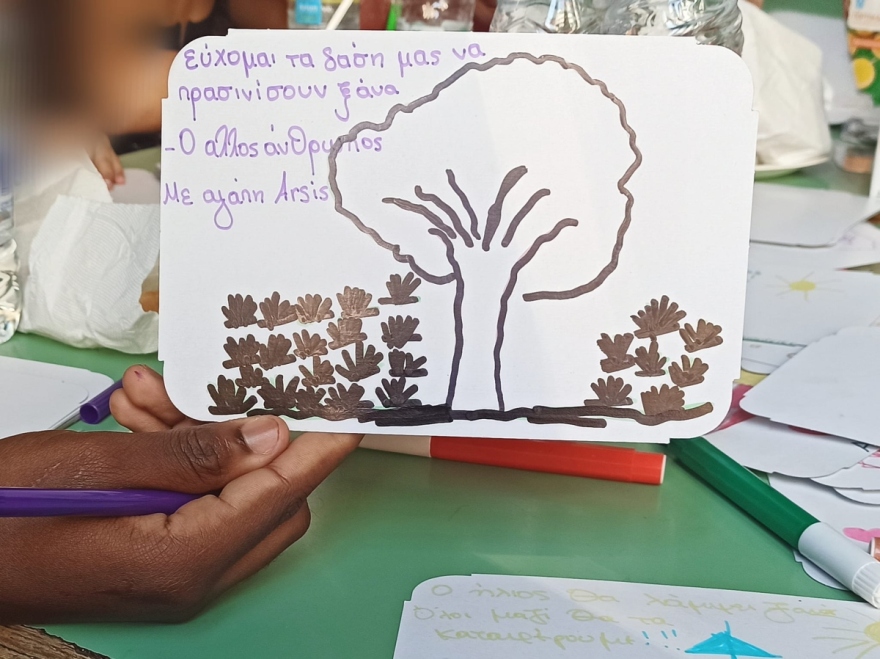 Φωτιά στον Έβρο: Προσφυγόπουλα ζωγραφίζουν τις συσκευασίες των γευμάτων πυροσβεστών - Δείτε φωτογραφία