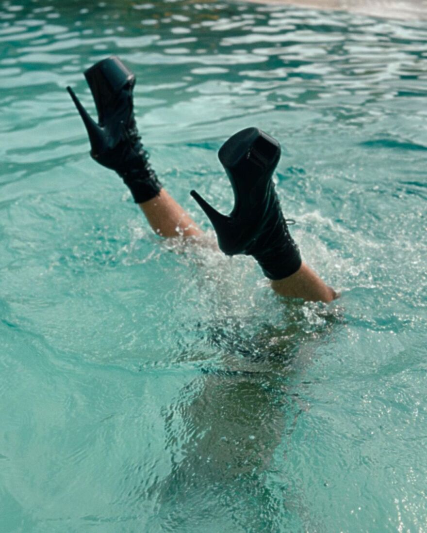 Τάσος Ξιαρχό: Με ψηλά τακούνια στην πισίνα ο χορευτής - Οι φωτογραφίες που ανάρτησε