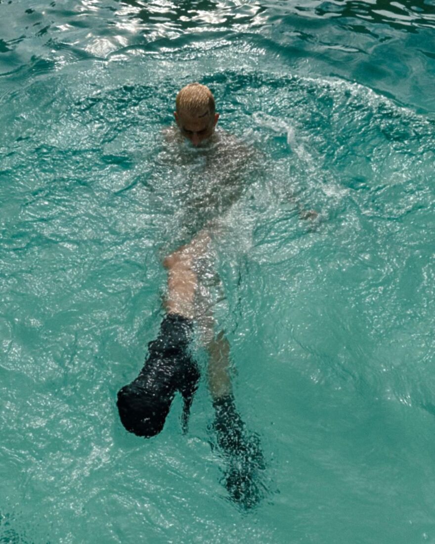 Τάσος Ξιαρχό: Με ψηλά τακούνια στην πισίνα ο χορευτής - Οι φωτογραφίες που ανάρτησε